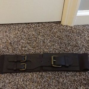 Wide stretchy belt